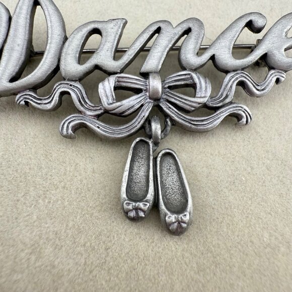 Vintage JJ Jonette Dance Pin Brooch Ballet Slippers Pewter Bow Dangle Accessorie - Picture 2 of 5
